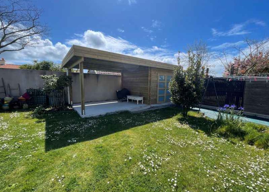 ABRI DE JARDIN MODERN BL AVEC AUVENT