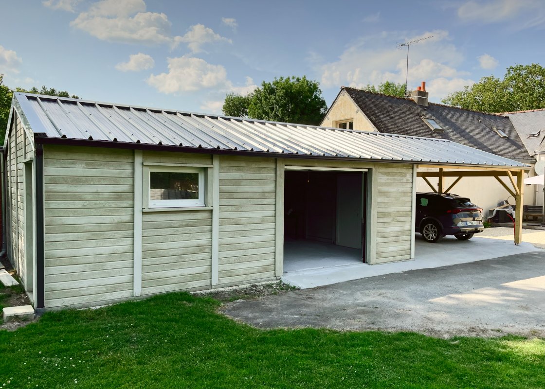 Garage en béton aspect bois avec auvent
