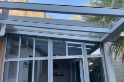 Pergola en aluminium avec une couverture en verre