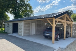 Garage en béton aspect bois avec auvent