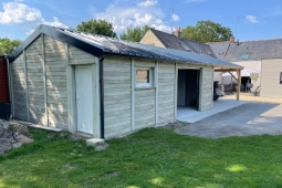 Garage en béton aspect bois avec auvent