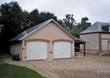 Garage béton 2 pentes et couverture ardoises par Abridis