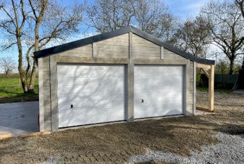 Double garage en béton aspect bois avec bûcher