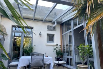 Pergola en aluminium avec une couverture en verre