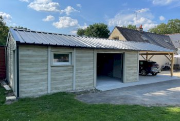 Garage en béton aspect bois avec auvent