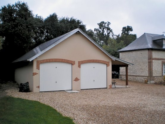 Garage béton 2 pentes et couverture ardoises par Abridis