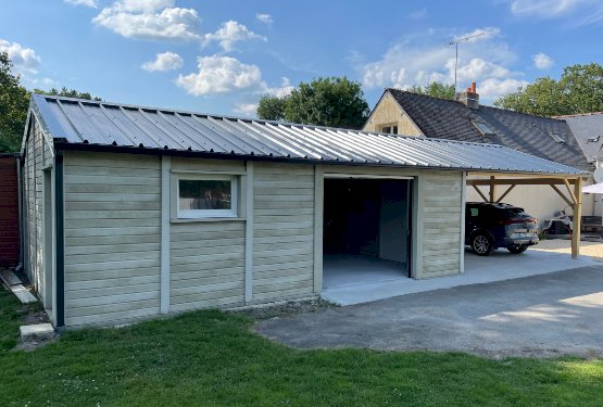 Garage en béton aspect bois avec auvent