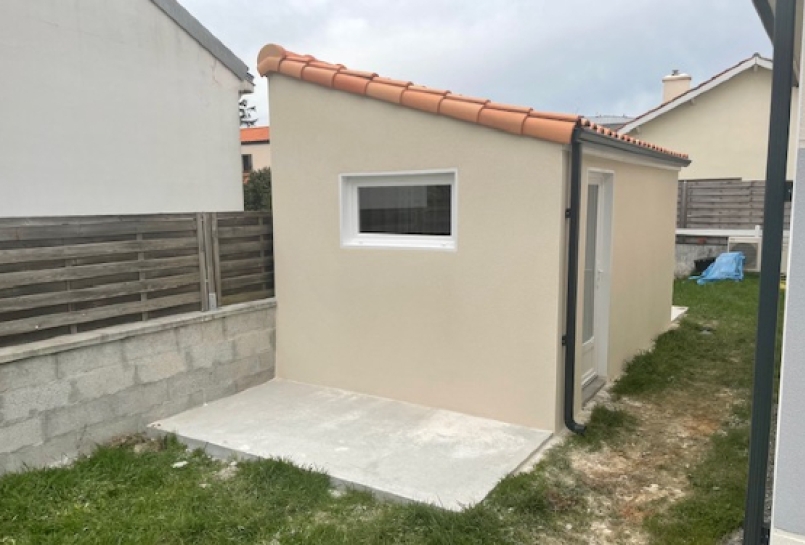 Abri de jardin en béton enduit